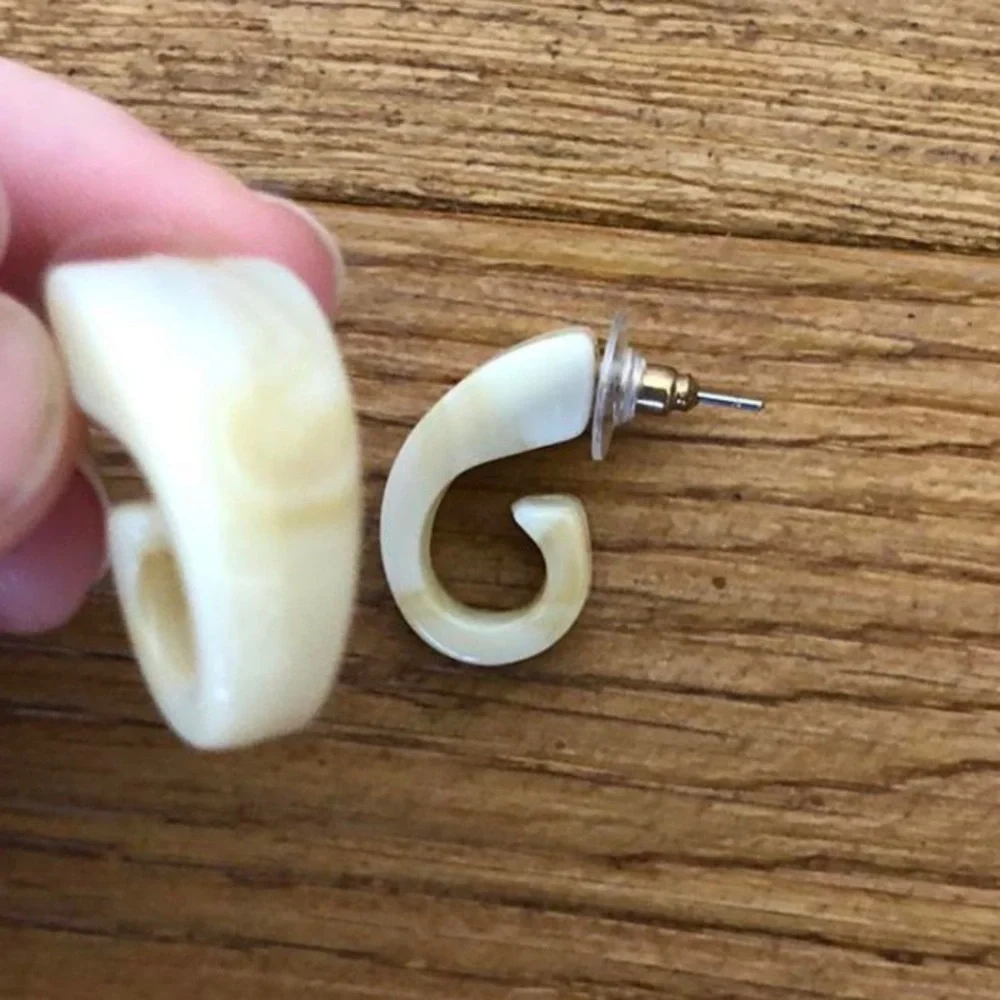 vintage bone-like costume jewelry earrings - Picture 3 of 3